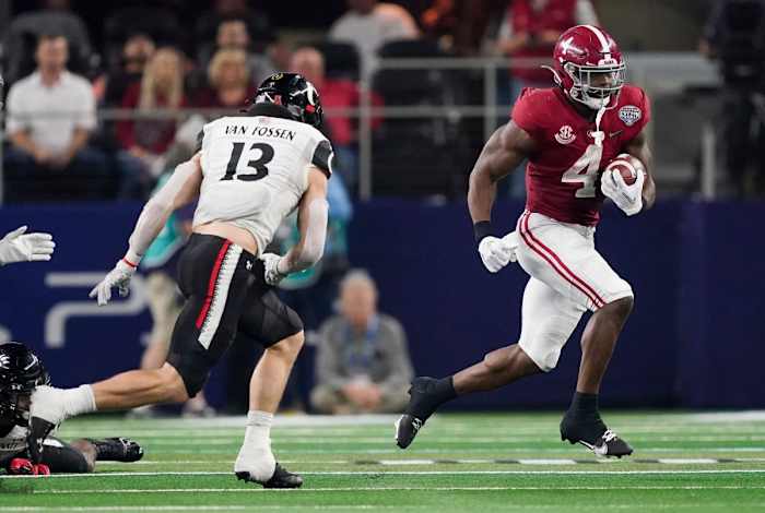 Alabama running back Brian Robinson Jr. (4) breaks past Cincinnati linebacker Ty Van Fossen (13) during the 2021 College Football Playoff Semifinal. Gary Cosby Jr. / USA TODAY NETWORK